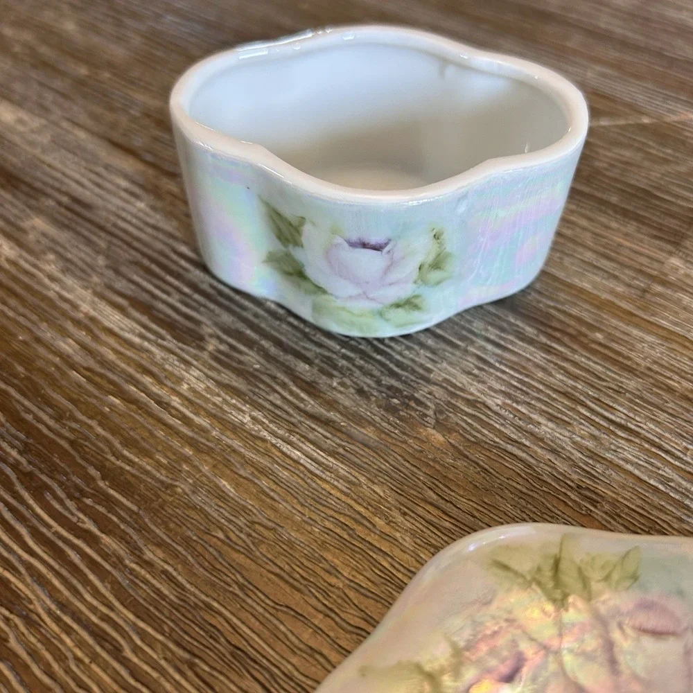 Vintage studio pottery or studio porcelain‎ trinket box Floral Rose Roses